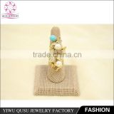 2015 yiwu new products gold plated with 2 pcs imitation pearls and 2 pcs sapphire plastic beads