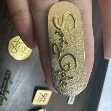 Качественные индивидуально изготовленные металлические логотипы для одежды, ювелирных изделий, шляп, сумок, стеклянных бутылок и т. д. thumbnail-2