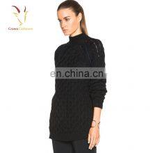 Женский свитер - пуловер с открытой воротником в спине и узором «тросик» из вязаной ткани thumbnail-2