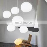 Неправильно-формованная случайно-расположенная круглая люстра с подвесками в виде матовых белых стеклянных пузырьков thumbnail-4