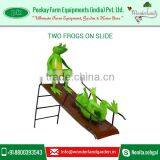 New Arrival Two Frogs Playing on Slide for Garden Decoration thumbnail-2