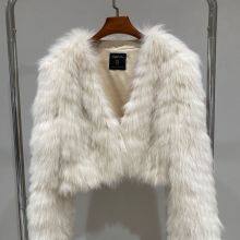 Winterliche neue Streifen-Fuchsfelljacke für Frauen, eine dicke und dichte Felljacke, kurzer Stil, klein und jugendlich thumbnail-3