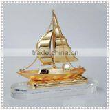 Cheap Hotsell Golden Sailing Crystal Model For Birthday Gifts
