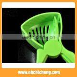 2015 Wholesale Lemon Squeezer Hand Mini Automatic Lemon Juicer thumbnail-4