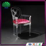 Мебель в стиле середины века. Антиковый кресло с подлокотниками из люцита для гостиной с прозрачными ножками из акрила. thumbnail-2