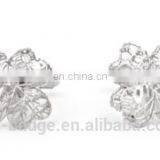 China Manufacturer Silver Plated Hollow Floral Green Stone Shirt Cufflinks for Mens Souvenir Gifts Hollow Out Cuff Link Fashion