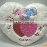Shenzhen Couples hold pillow