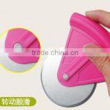 CY135 Stainless Steel Pizza Cutter With Handle Rolling Pizza Knife thumbnail-3
