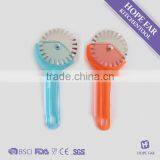 M973 transparent color plastic handle round wheel pizza cutter