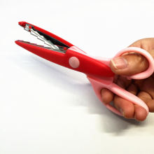 High Quality Plastic Zig Zag Safety Color Style Comfy Grip Paper Cutting Children Lace Scissors thumbnail-4