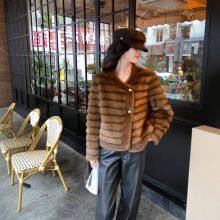 Un abrigo corto de falso pelaje de visón, un abrigo de pelaje de visón europeo joven y ecológico para mujeres en otoño e invierno thumbnail-2