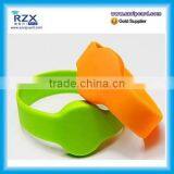 Custom 840-960MHZ Uhf Silicon Rfid Wristband With 2-10 cm Reading Range thumbnail-4