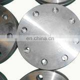 Производитель обрабатывает фланцы из углеродистой стали thumbnail-1