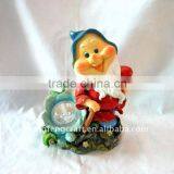 Polyresin Gnome With Spade Solar Light For Garden Decoration