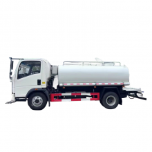 China National Heavy Duty Truck 4 * 2 Water Pulling Truck with a capacity of 5000L