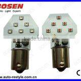 Зеленый навигационный вспышкающий фонарь на крыльевом наконечнике самолета