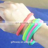 China Manufacture OEM Design Good Promotional Gifts Personalized Silicone Bracelets thumbnail-4