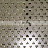 Металлическая перфорированная пластина с треугольными отверстиями