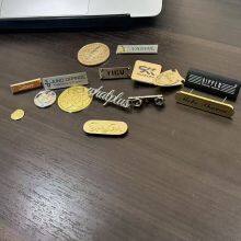 Качественные индивидуально изготовленные металлические логотипы для одежды, ювелирных изделий, шляп, сумок, стеклянных бутылок и т. д. thumbnail-4