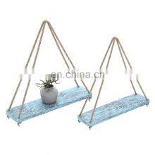 Внутридомашние мелкие цветочные растения, организованные на стеновых полках из цельного дерева, плавающих подставках