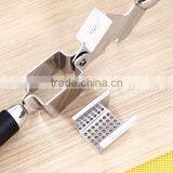 2016 Hot Sale Kitchen Accessories Garlic Press Galic Peeler thumbnail-5