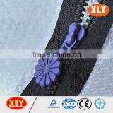 High Quality Ykk Color Custom Flower Puller Plastic Zipper thumbnail-3