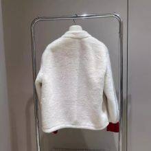 Un nouveau manteau traditionnel chinois de style chinois avec des boutons imitant la fourrure de vison, offrant aux femmes une impression de haute qualité thumbnail-3