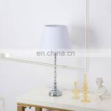 Европейский дизайн. Украшение спальни. Белая бочонковая лампа с серебряным металлическим подставом для салона