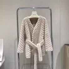 Ein neues Minkpelzmantel für Frauen, ein umweltfreundlicher einteiliger Pelzmantel, der der Figur folgt und einem einen schlanken Anschein verleiht. Es ist ein kurzer Mantel. thumbnail-2