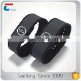 Waterproof IP68 MIFARE Ultralight Silicone Wrist Band Programmable Rfid Wristbands thumbnail-1
