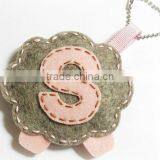 China New Cheap Wholesale Fashion Key Ring Handmade Design Fabric Craft Promotional Felt Ship Wheel Keychain With Letter S Decor thumbnail-1