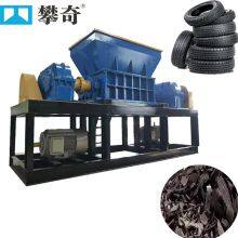 Broyeur industriel à double arbre. Broyeur de plastique usagé. Broyeur de pneus d'automobiles usagés pour le recyclage des déchets. Atelier de recyclage de pneus. thumbnail-1