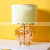 Современный желтый лампашак для оформления отеля. Маленькие ночные лампы на стеклянных столиках в продаже.