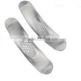 Cy282 Curved Garlic Stainless Steel 304/430 Multi-functional Manual Garlic Creative Twist Garlic Kitchen Worn Garlic thumbnail-2