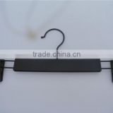 Black plastic pant bottom tourser clip hanger with black hook on wholesale