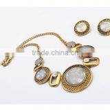 Vintage Gold Costume Jewelry Aulic Style Round Gemstone Necklace thumbnail-5