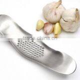 Cy282 Curved Garlic Stainless Steel 304/430 Multi-functional Manual Garlic Creative Twist Garlic Kitchen Worn Garlic thumbnail-1