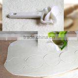 Wholesale Stock Small Order Kitchen 360 Degree Rotate Dumpling Wrapper Mould thumbnail-1