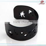 Custom Latest Design Lucky Charm Black Acrylic Lucite Men's Cuff Bracelet and Bangle for Sale thumbnail-1