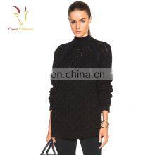 Женский свитер - пуловер с открытой воротником в спине и узором «тросик» из вязаной ткани thumbnail-1