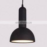 Простой фонарь-люстра для ресторана. Теплая люстра с черной подвесной светильниковой установкой