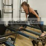 Лечебный комплекс оборудования. Индийский полу-трапециевидный столик, алюминиевская кровать с башней. Продается в Мельбурне. Прибор для пилатес-реформера thumbnail-1