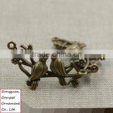 Wholesale Diy Jewelry Zinc Alloy Branch Kissing Birds Pendant thumbnail-3