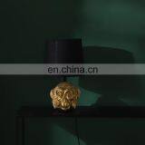 Романтические декоративные лампы для настольного использования в стиле европейского антиквариата с золотой ретро-причудой, украшенные изображением обезьяны головы для внутреннего пространства