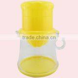 400ML New Design Multifunctional Plastic Manual FruitJuicer With Measuring Cup thumbnail-2