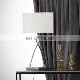 Современная отделка гостиной. Эллиптическая белая лампа с серебряным металлическим подставком для отелей