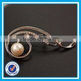 Factory price pearl brooch for wedding invitations cheap brooches in bulk for women