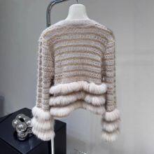 Diariamente, una lujosa y verdadera piel de zorra ligera, un chaleco de punto de barra pequeña con cuello en V de seda brillante de gran industria, una chica delicada y elegante thumbnail-2