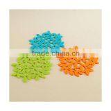 Leaves-pattern-felt-placemat thumbnail-1