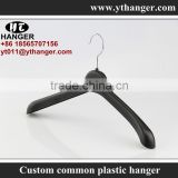 IMY-475 black rotating plastic hangers for top end plastic hangers